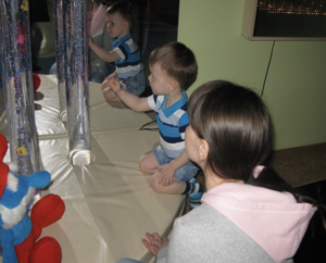 В апреле в нашем детском саду начали проходить занятия с детьми в сенсорной комнате